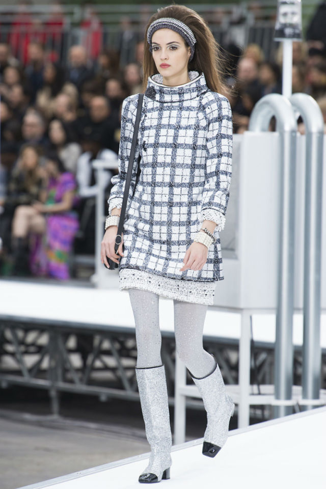 Karl Lagerfeld Launches a Rocket at the Paris Fashion Week 2017 (5)