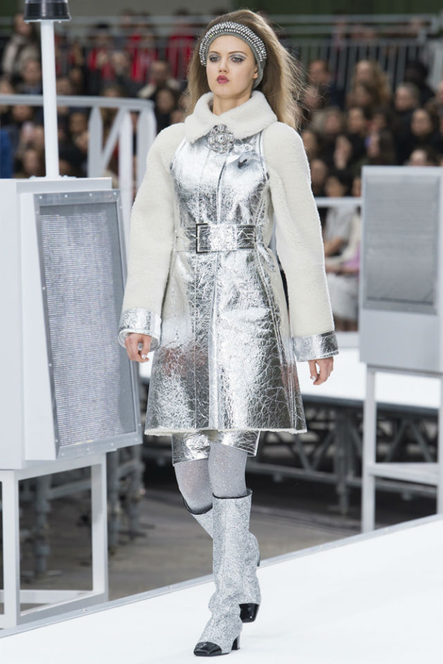 Karl Lagerfeld Launches a Rocket at the Paris Fashion Week 2017 (6)