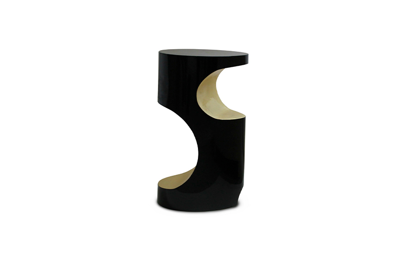 Bryce is a small side table with unique and unusual forms. Its body is made in black laquered fiberglass and high gloss golden leaf.