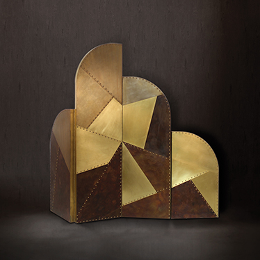 The Grand Canyon is in the US and it's one of the seven natural wonders of the world. CANYON folding screen incorporates the beauty of this landscape through its brass finishes, bordered with aged gold nails. The different tones are given by applying aged